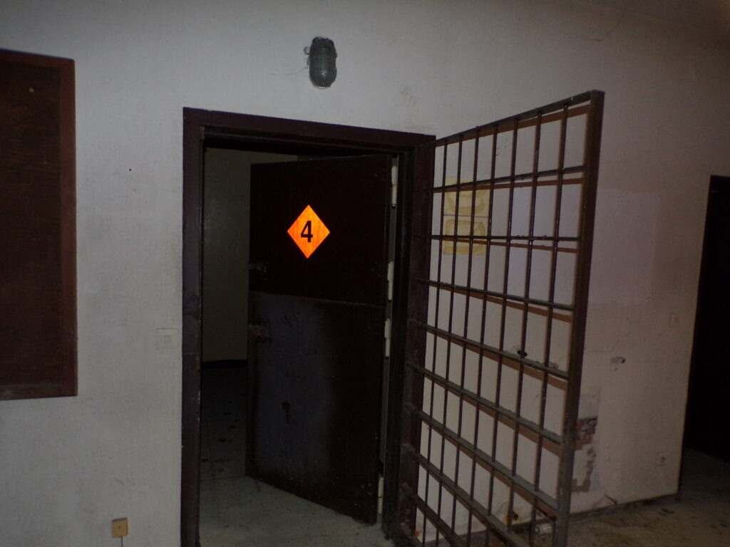 Eingangstür mit einem orangefarbenen Warnschild mit der Nummer 4 in einem Raum.