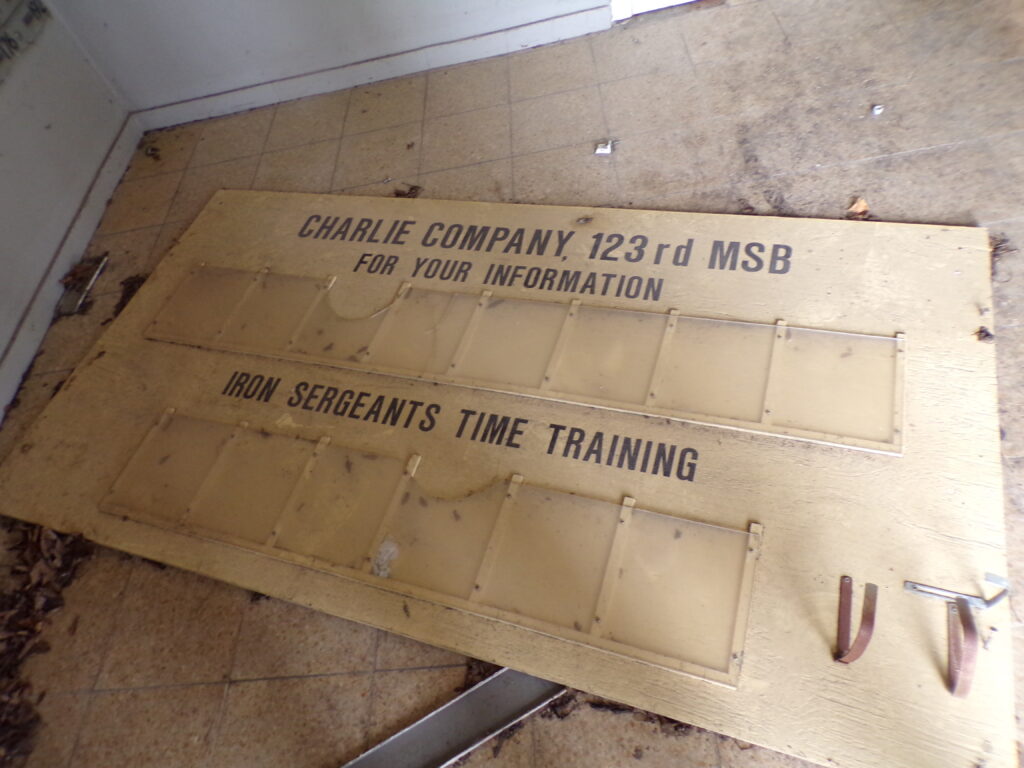 Tafel mit der Aufschrift 'Charlie Company 123rd MSB' und 'Iron Sergeants Time Training'.