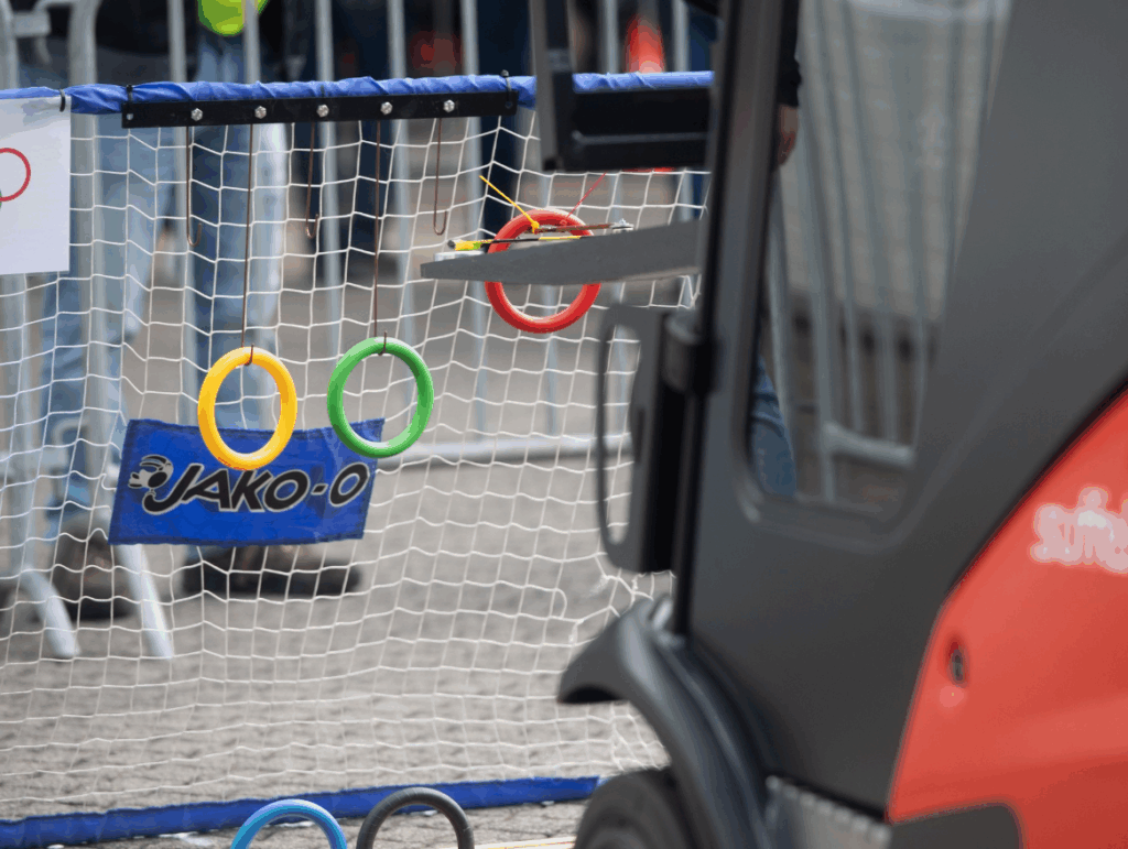 tapler vor Netz mit bunten Ringen – StaplerCup-Aufgabe